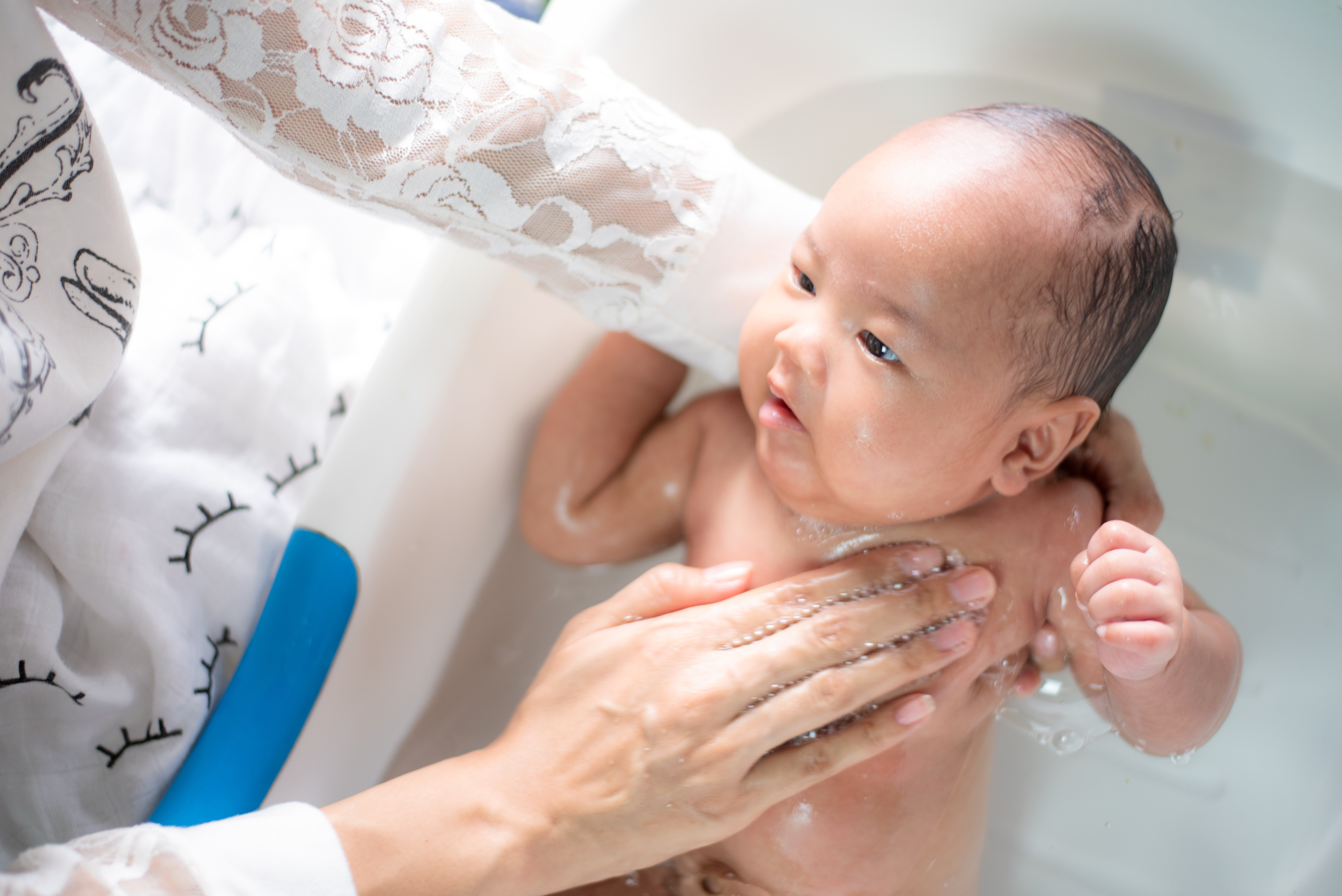 tanda bayi kelelahan, bayi susah tidur, cara atasi bayi rewel, pola tidur bayi, bayi sulit tidur, Bunda, si Kecil